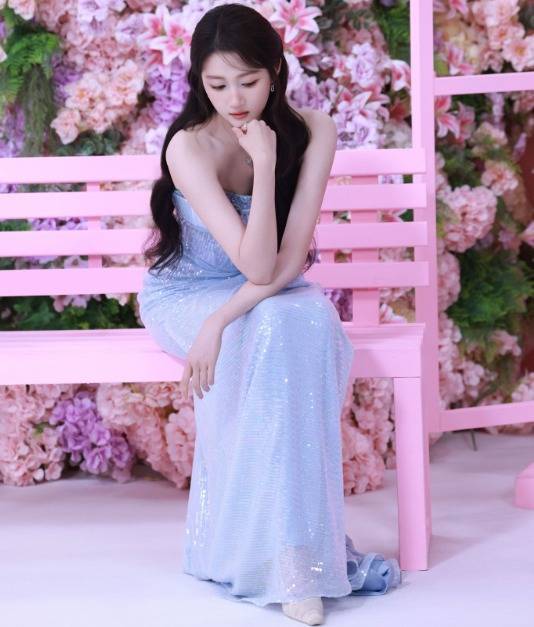股民配资平台 关晓彤蓝色抹胸裙精修图vs生图差距大，膝盖肌肉线条意外抢镜引热议